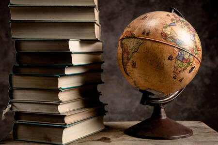Книги та глобус на столі