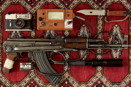 Broń wojskowa na dywanie