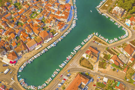 Draufsicht auf den Hafen von Stari Grad