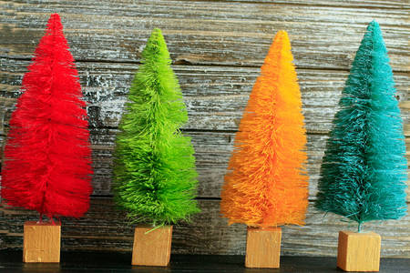 Vícebarevné vánoční stromky