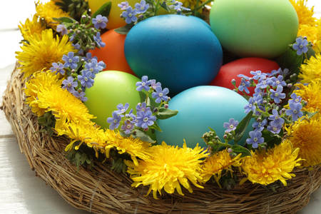 Пасхальные яйца в весенних цветах