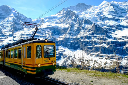 Gele trein in de bergen van Zwitserland