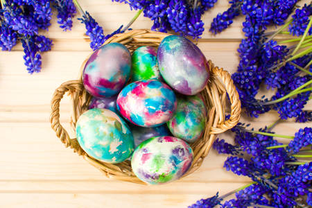 Πολύχρωμα Πασχαλινά αυγά και λουλούδια