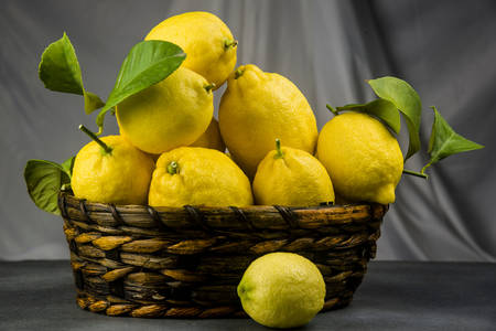 Sepet içinde limon