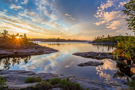 Dageraad aan het meer van Ladoga