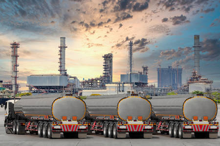 Caminhões-tanque na refinaria de petróleo