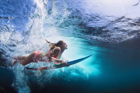 Surfista sott'acqua