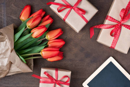 Tulipánok és ajándékok az asztalon
