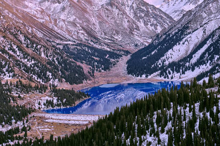Голямо езеро Алмати в планината