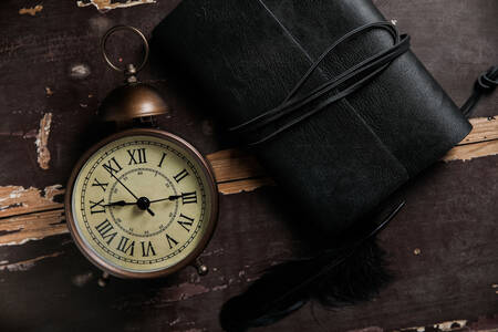 Старые часы и блокнот