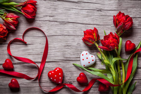 Červené tulipány a srdce