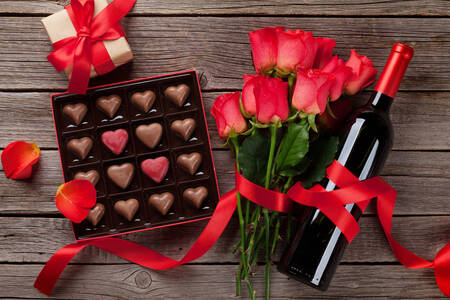 Шоколадные конфеты, розы и вино