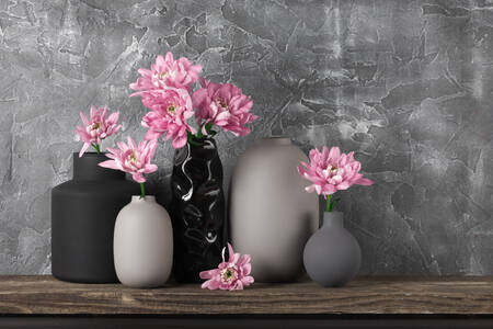 Květiny v šedých vázách