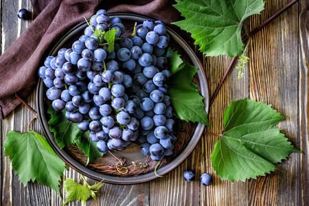 Виноград на блюді