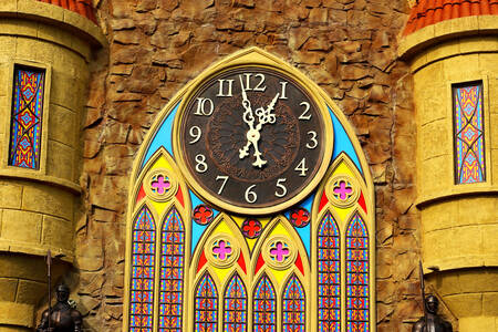 Reloj en la pared del castillo