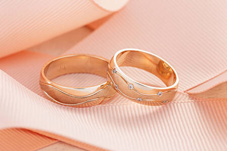 Snubní prsteny na růžové stuze