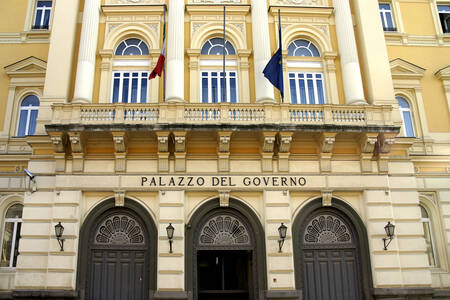 Fasada pałacu rządowego
