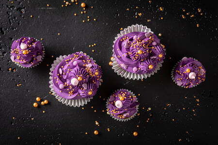 Cupcakes met paarse crème