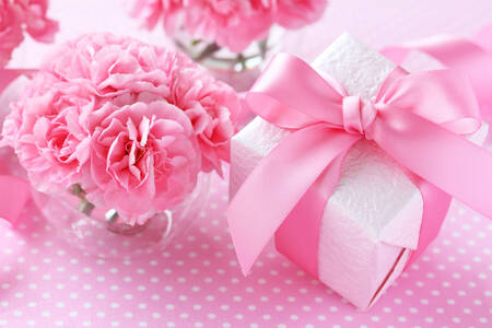 Ružičasti karanfili i poklon