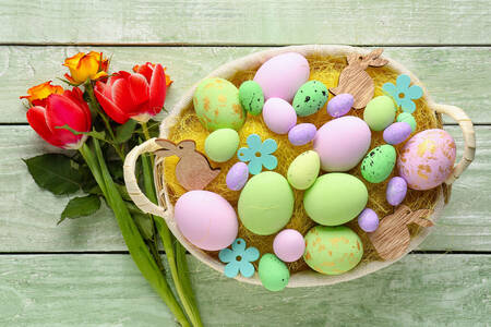 Paskalya yumurtaları ile sepet