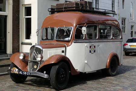 Antiker Bus