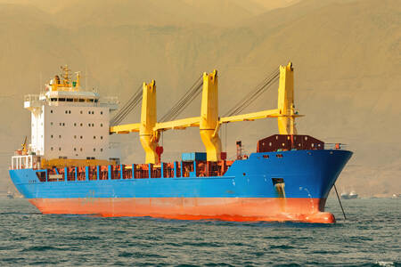 Barco de carga en Iquique