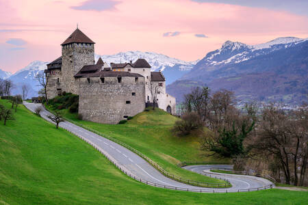 Uitzicht op Kasteel Vaduz bij zonsondergang