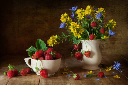 Aardbeien en bloemen op de tafel