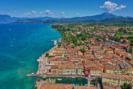 Lazise kasabasının manzarası