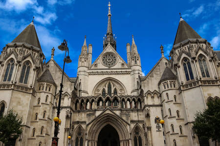 Fasaden til Royal Courts of Justice i London