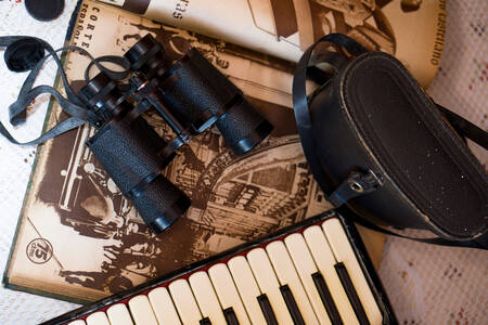 Ретро бинокль на старинной книге