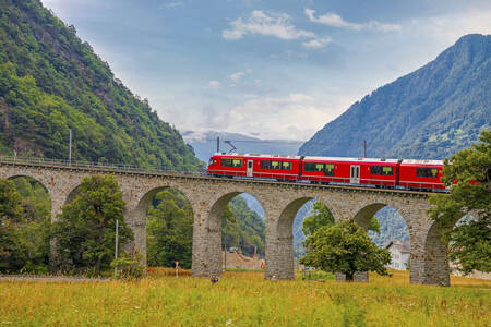 Bernina Express -juna Sveitsin Alpeilla