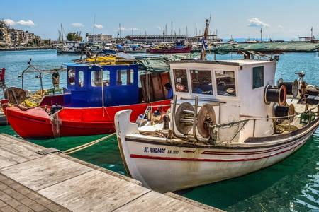 Bateaux dans le port de Volos