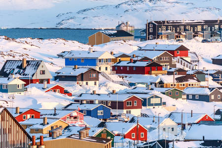 Met sneeuw bedekte stad Nuuk