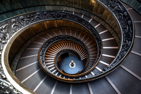 Спиральная лестница в музее Ватикана