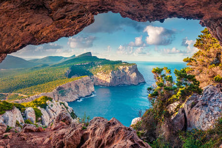 Vedere a Capului Caccia din peșteră