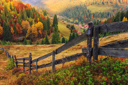 Romanya dağlarında sonbahar manzarası