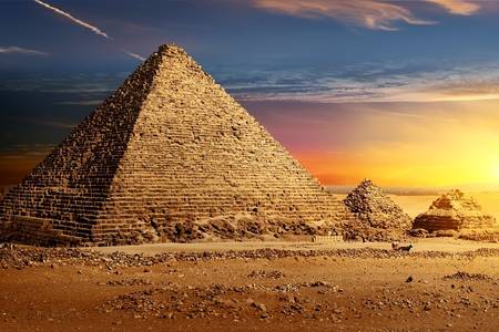 Pyramides égyptiennes au coucher du soleil