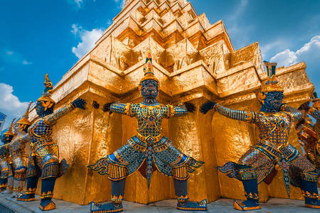Reusachtige standbeelden in de tempel van de Smaragdgroene Boeddha