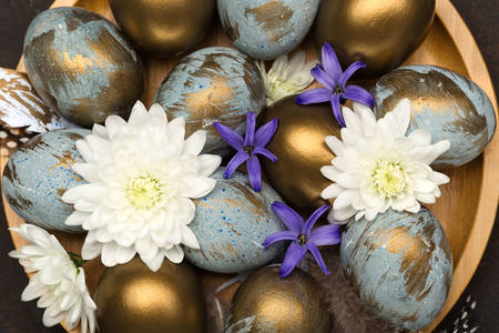 Easter eggs with gold