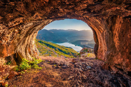 Изглед от пещерата към езерото Бовиля