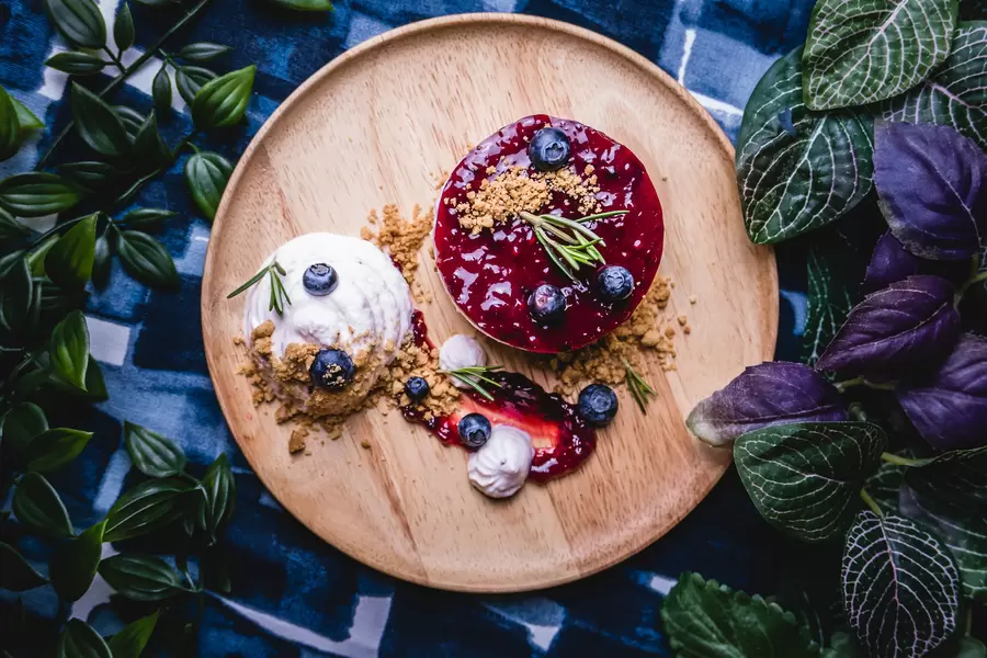 Cheesecake with berry sauce