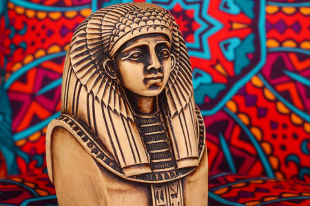 Estátua do Faraó em fundo colorido