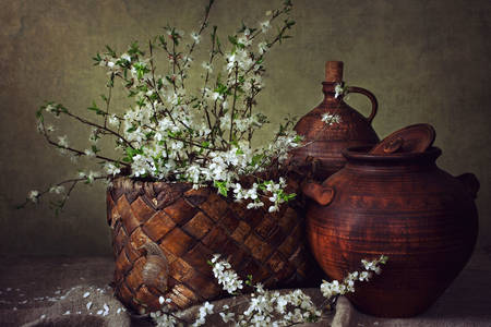 Flores em uma cesta e jarras