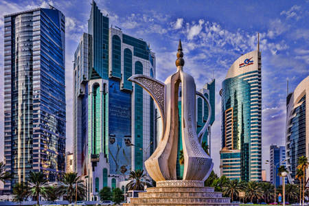 Скулптура на фона на небостъргачи в Доха