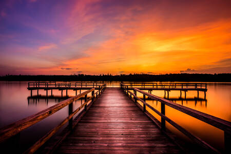 Ηλιοβασίλεμα στη λίμνη Έλβις Πρίσλεϋ