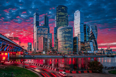 Wolkenkrabbers "Moskou City" bij zonsondergang