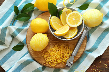 Ahşap bir tahta üzerinde limon