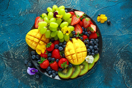 Frutas e bagas em um prato