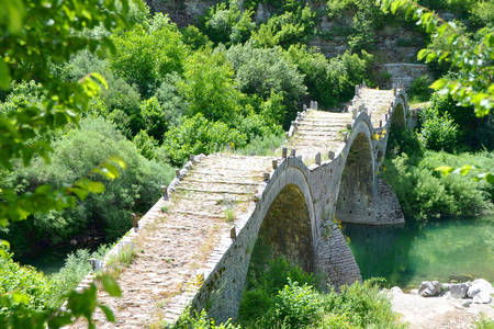 Puente de tres arcos Kalogerico